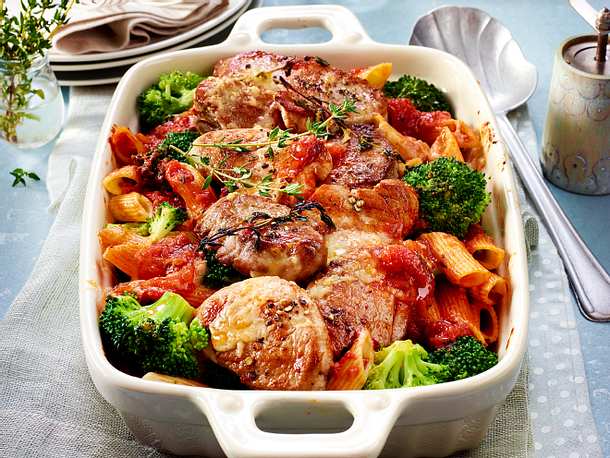 Gratiniertes Schweinefilet mit Brokkoli und Nudeln in Tomatensoße Rezept Gratiniertes Schweinefilet mit Brokkoli und Nudeln in Tomatensoße Rezept