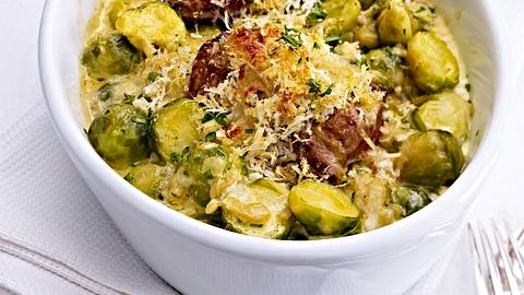 Gratiniertes Schweinefilet in Rosenkohlbett Rezept - Foto: House of Food / Bauer Food Experts KG
