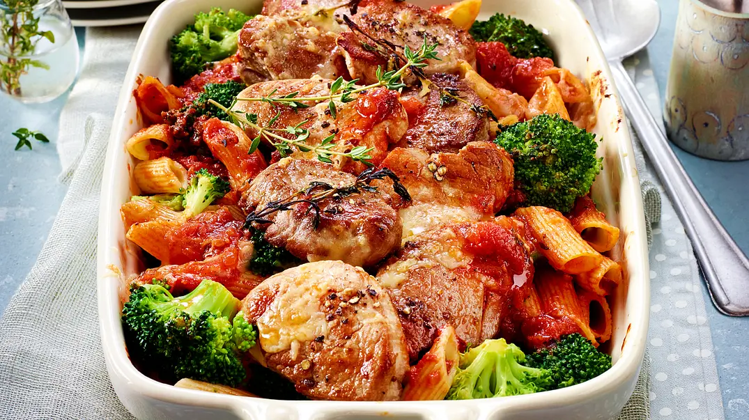 Gratiniertes Schweinefilet mit Brokkoli und Nudeln in Tomatensoße Rezept - Foto: LECKER @ Bauer Media Group Gratiniertes Schweinefilet mit Brokkoli und Nudeln in Tomatensoße Rezept - Foto: LECKER @ Bauer Media Group