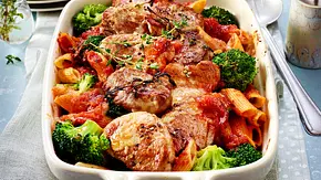 Gratiniertes Schweinefilet mit Brokkoli und Nudeln in Tomatensoße Rezept - Foto: LECKER @ Bauer Media Group Gratiniertes Schweinefilet mit Brokkoli und Nudeln in Tomatensoße Rezept - Foto: LECKER @ Bauer Media Group