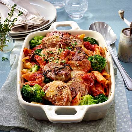 Gratiniertes Schweinefilet mit Brokkoli und Nudeln in Tomatensoße Rezept Gratiniertes Schweinefilet mit Brokkoli und Nudeln in Tomatensoße Rezept
