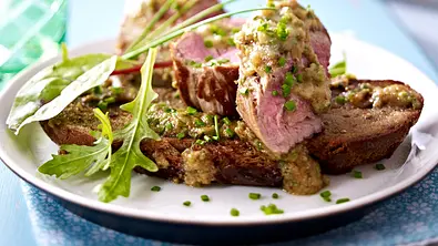 Gratiniertes Schweinefilet mit Senfbutter Rezept - Foto: LECKER @ Bauer Media Group