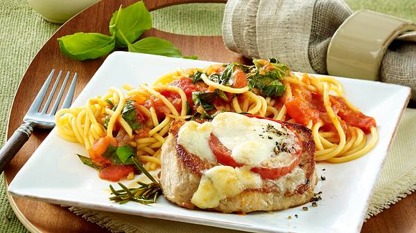 Gratiniertes Schweinerückensteak mit Tomate und Mozzarella zu Spaghetti Rezept - Foto: House of Food / Bauer Food Experts KG