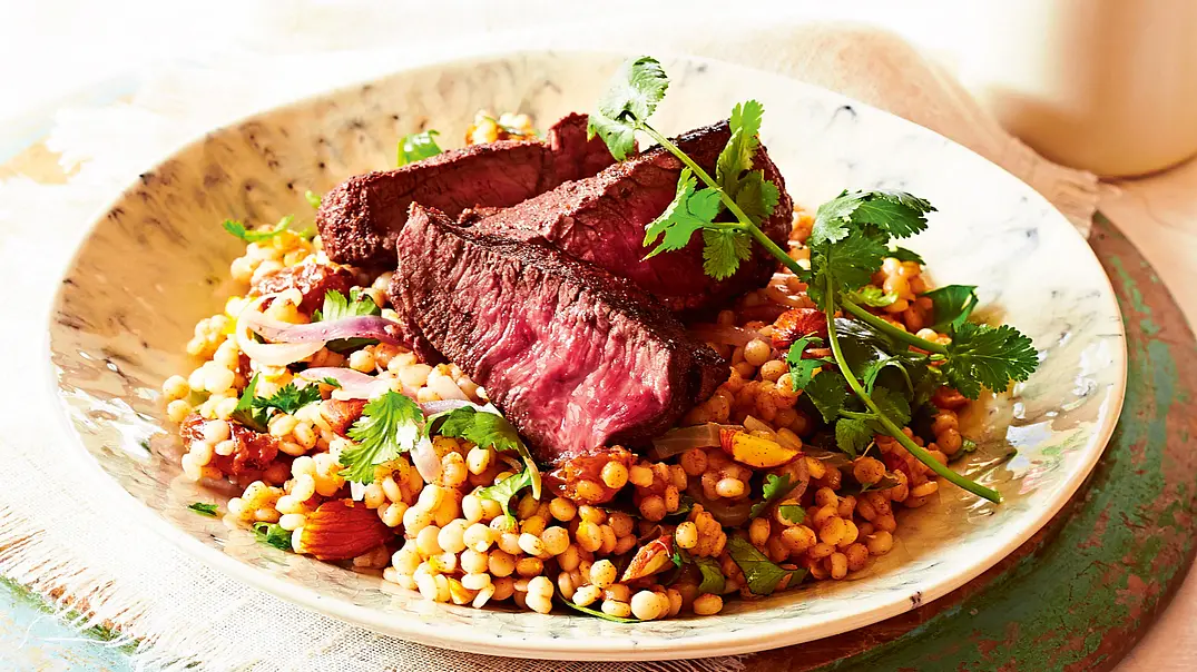 Graupenpilaw mit Steakstreifen Rezept - Foto: LECKER @ Bauer Media Group