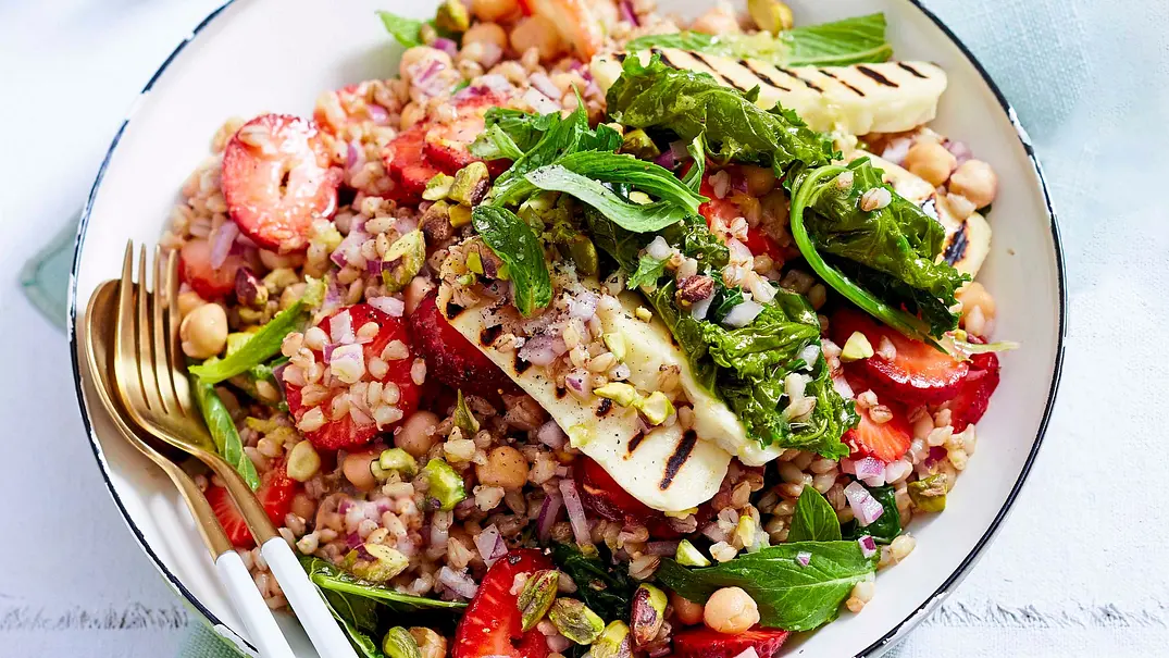 Graupensalat mit Kichererbsen, Erdbeeren und Rhabarber Dressing Rezept - Foto: Image Professionals Graupensalat mit Kichererbsen, Erdbeeren und Rhabarber Dressing Rezept - Foto: Image Professionals