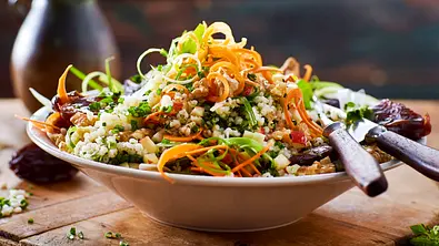 Graupensalat „Querbeet“ Rezept - Foto: LECKER @ Bauer Media Group