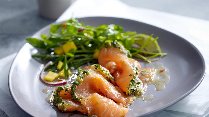 Graved Lachs Asia-Style mit Rucola-Mango-Salat Rezept - Foto: House of Food / Bauer Food Experts KG