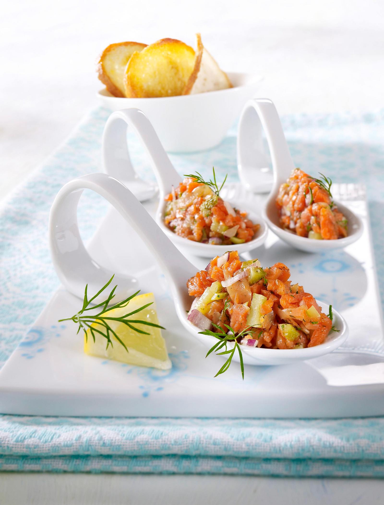 Graved Lachs-Tartar mit Gewürzgurken und Brotchips Rezept | LECKER