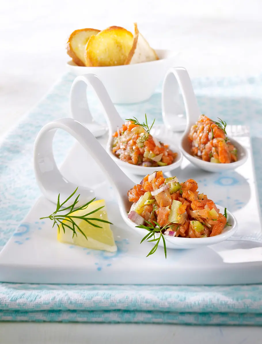 Graved Lachs-Tartar mit Gewürzgurken und Brotchips Rezept Graved Lachs-Tartar mit Gewürzgurken und Brotchips Rezept