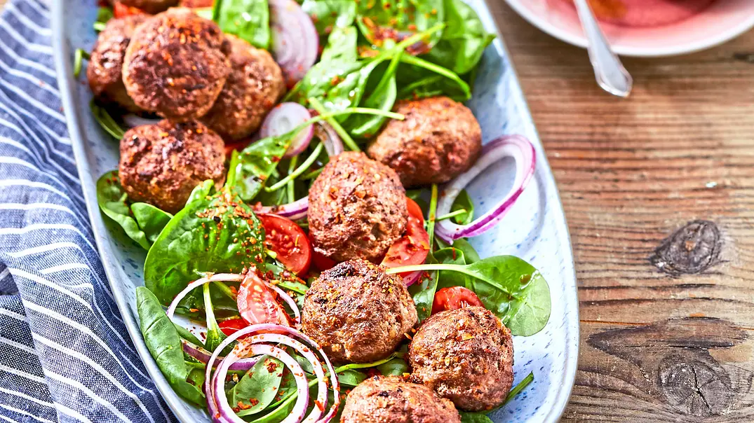 Great Meatballs of Fire auf Spinatsalat Rezept - Foto: LECKER @ Bauer Media Group Great Meatballs of Fire auf Spinatsalat Rezept - Foto: LECKER @ Bauer Media Group