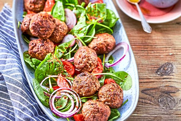 Great Meatballs of Fire auf Spinatsalat Rezept Great Meatballs of Fire auf Spinatsalat Rezept