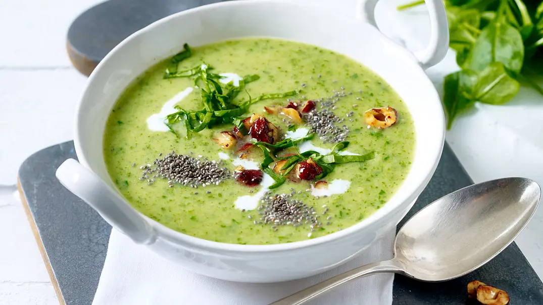 Green-Lovers-Suppe mit Chia-Nuss-Topping Rezept - Foto: LECKER @ Bauer Media Group Green-Lovers-Suppe mit Chia-Nuss-Topping Rezept - Foto: LECKER @ Bauer Media Group
