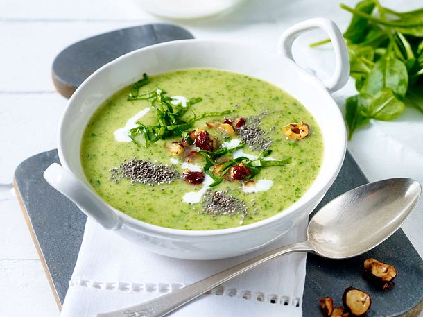 Green-Lovers-Suppe mit Chia-Nuss-Topping Rezept Green-Lovers-Suppe mit Chia-Nuss-Topping Rezept
