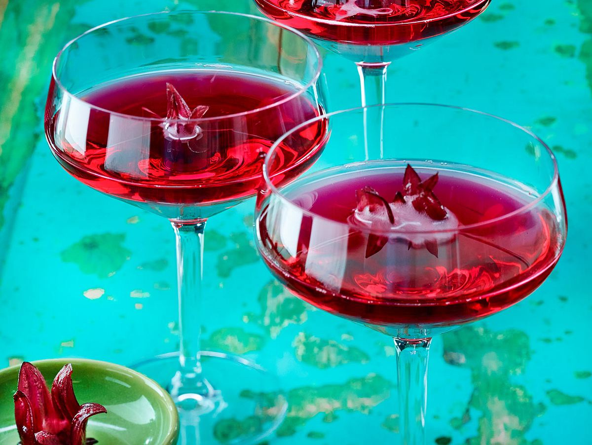 Grenadine-Champagner-Cocktail mit Hibiskusblüte Rezept