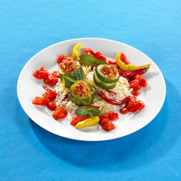 Griechisch gefüllte Mett-Gurke auf Tomatensoße mit Reis Rezept Griechisch gefüllte Mett-Gurke auf Tomatensoße mit Reis Rezept