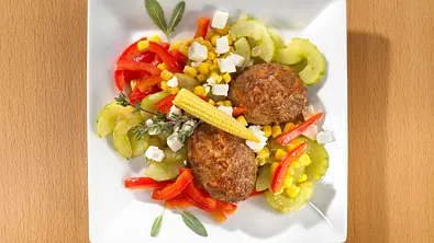 Griechische Hackfladen mit Mittelmeergemüse (Trennkost) Rezept - Foto: LECKER @ Bauer Media Group