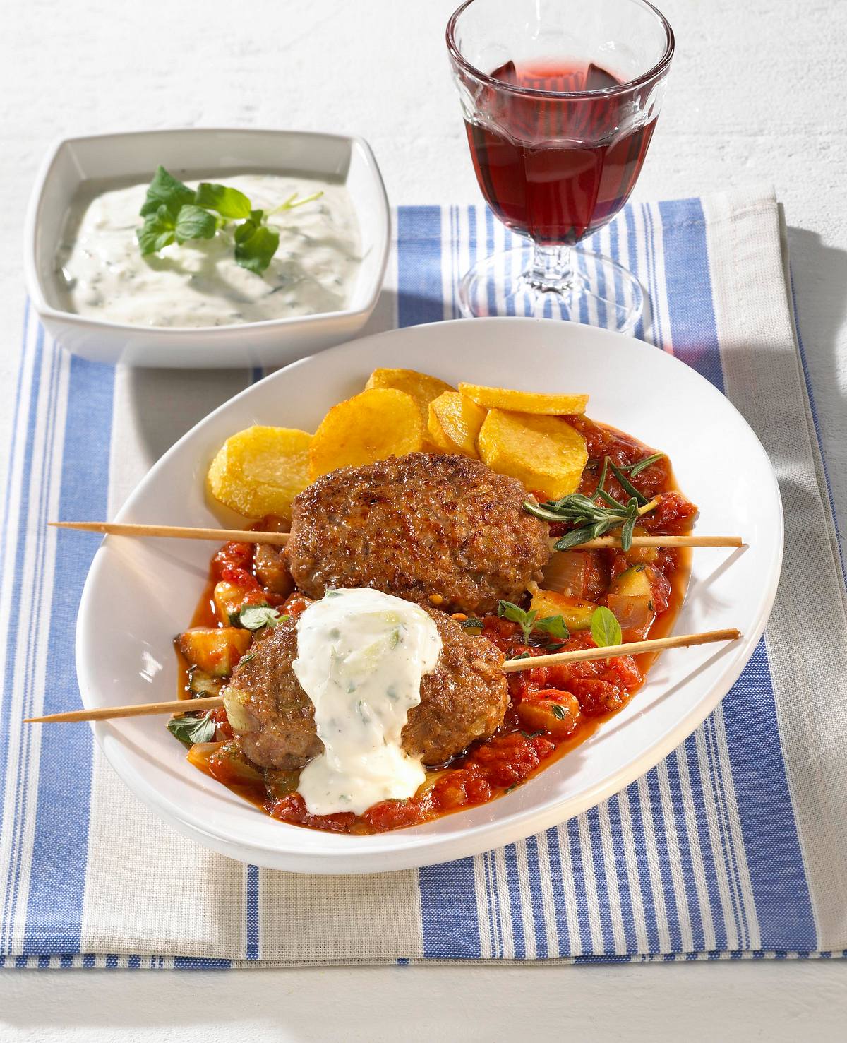 Griechische Hackspieße in Tomatensoße Rezept