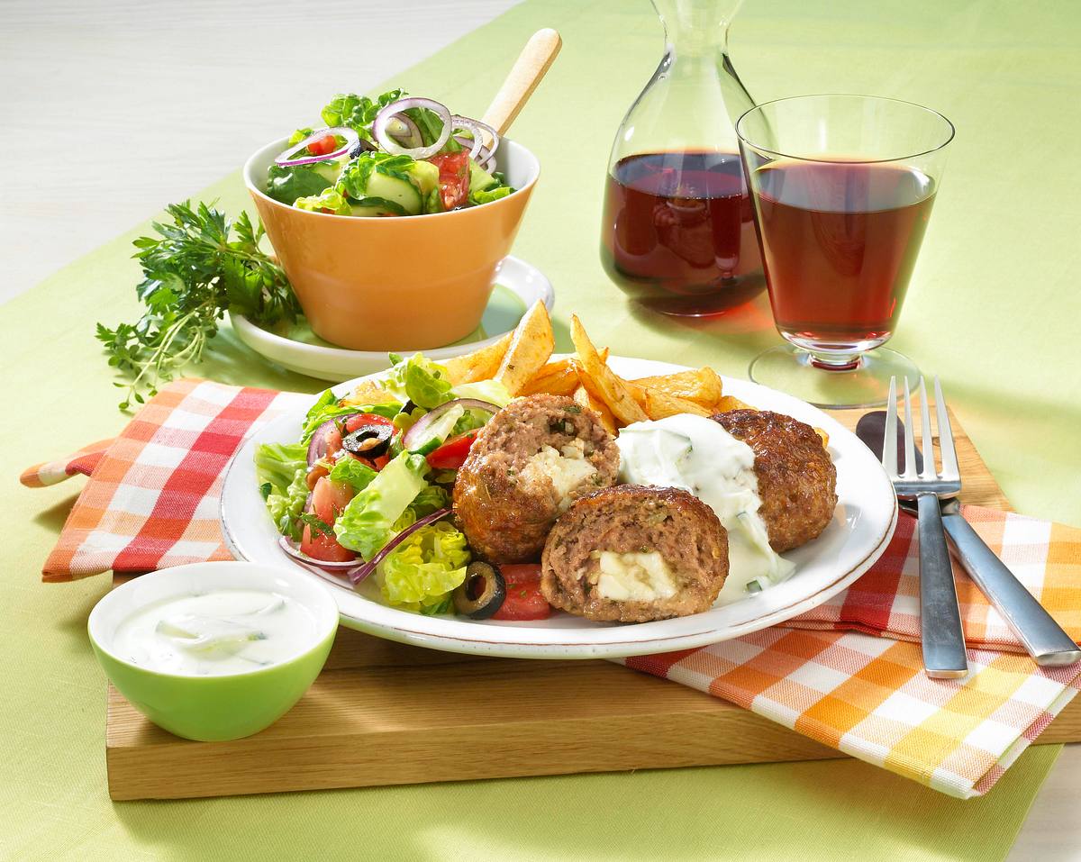 Griechische Hacksteaks mit Tzatziki und Bauernsalat Rezept