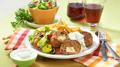 Griechische Hacksteaks mit Tzatziki und Bauernsalat Rezept - Foto: LECKER @ Bauer Media Group