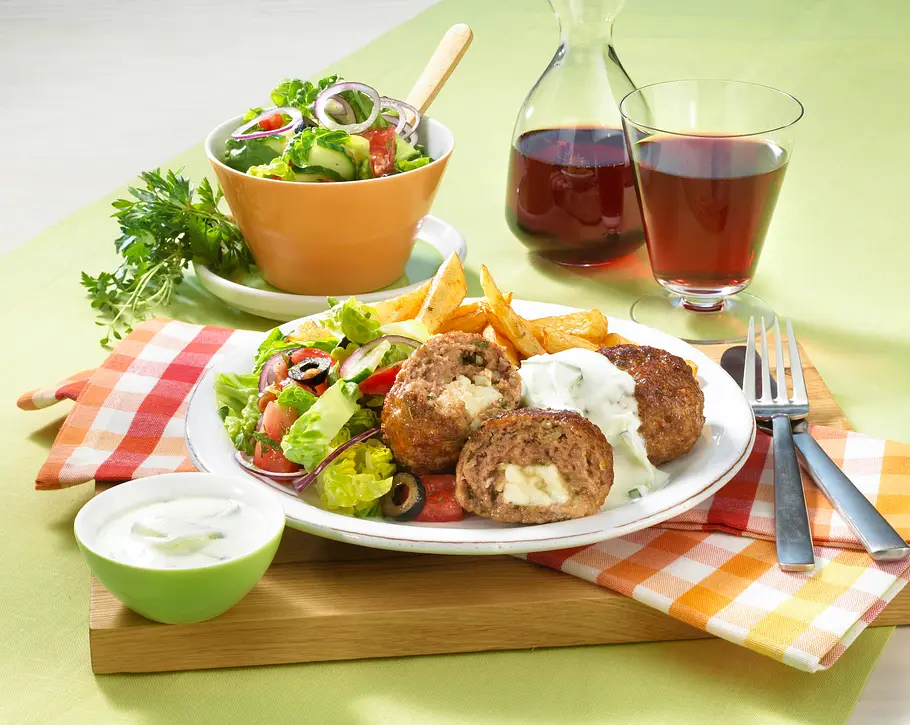 Griechische Hacksteaks mit Tzatziki und Bauernsalat Rezept Griechische Hacksteaks mit Tzatziki und Bauernsalat Rezept
