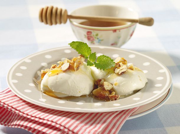 Griechische Joghurtmousse mit Nüssen und Honig Rezept Griechische Joghurtmousse mit Nüssen und Honig Rezept