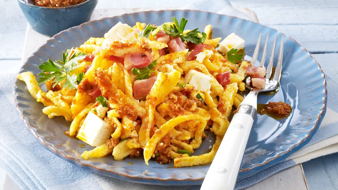 Griechische Tomaten-Spätzle mit Speck Rezept - Foto: LECKER @ Bauer Media Group Griechische Tomaten-Spätzle mit Speck Rezept - Foto: LECKER @ Bauer Media Group