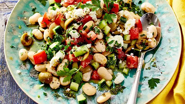 Griechischer Bohnensalat mit Gurken und Tomaten in einer großen flachen Schale - Foto: LECKER @ Bauer Media Group