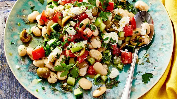 Griechischer Bohnensalat mit weißen Bohnen, Gurke, Tomate und Petersilie - Foto: LECKER @ Bauer Media Group