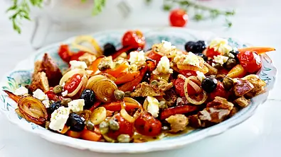 Griechischer Brotsalat Rezept - Foto: LECKER @ Bauer Media Group Griechischer Brotsalat Rezept - Foto: LECKER @ Bauer Media Group