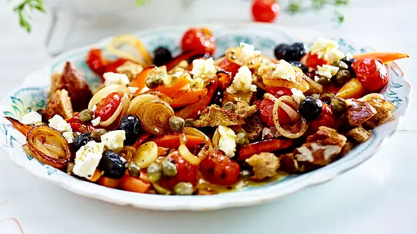 Griechischer Brotsalat Rezept - Foto: LECKER @ Bauer Media Group Griechischer Brotsalat Rezept - Foto: LECKER @ Bauer Media Group