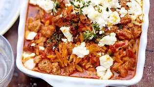 Griechischer Hack-Nudel-Auflauf mit Feta Rezept - Foto: LECKER @ Bauer Media Group Griechischer Hack-Nudel-Auflauf mit Feta Rezept - Foto: LECKER @ Bauer Media Group