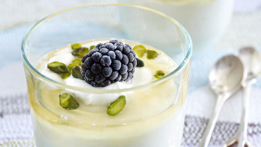 Griechischer Joghurt mit Honig und Brombeeren Rezept - Foto: House of Food / Bauer Food Experts KG