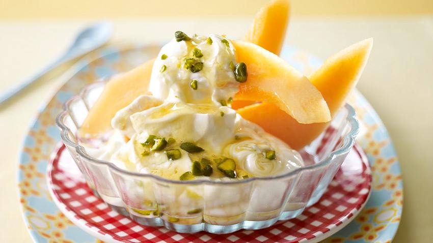 Griechischer Joghurt mit Melone und Pistazienhonig Rezept - Foto: House of Food / Bauer Food Experts KG