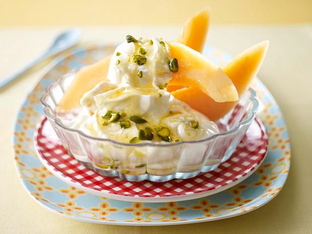 Griechischer Joghurt mit Melone und Pistazienhonig Rezept Griechischer Joghurt mit Melone und Pistazienhonig Rezept