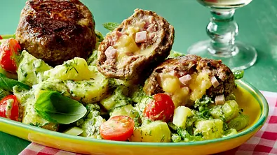 Griechischer Kartoffelsalat mit Feta-Frikadellen Rezept - Foto: LECKER @ Bauer Media Group