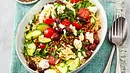 Griechischer Nudelsalat mit Kirschtomaten, Gurke, Oliven und Linsen in einer weißen ovalen Aufflaufform - Foto: LECKER @ Bauer Media Group