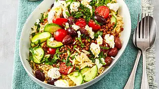 Griechischer Nudelsalat mit Linsen-Upgrade Rezept - Foto: LECKER @ Bauer Media Group Griechischer Nudelsalat mit Linsen-Upgrade Rezept - Foto: LECKER @ Bauer Media Group