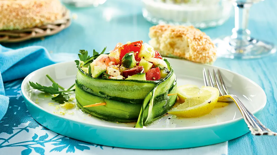 Griechischer Salat im Gurkenring Rezept - Foto: LECKER @ Bauer Media Group