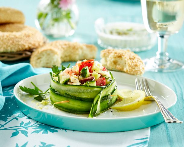 Griechischer Salat im Gurkenring Rezept Griechischer Salat im Gurkenring Rezept