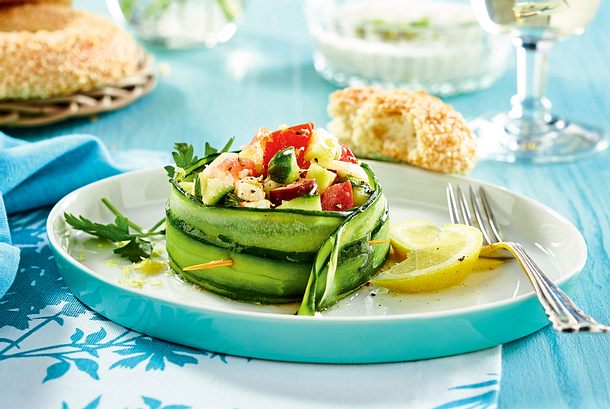 Griechischer Salat im Gurkenring Rezept Griechischer Salat im Gurkenring Rezept