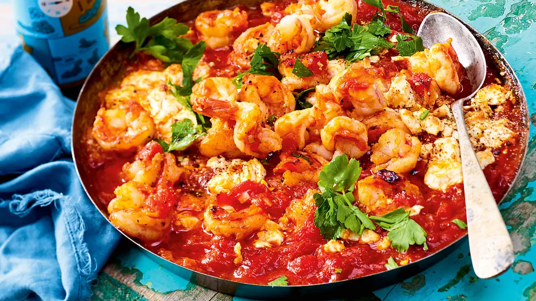 Garnelen-Saganaki mit Tomaten und Feta in einer Pfanne mit Esslöffel - Foto: LECKER @ Bauer Media Group