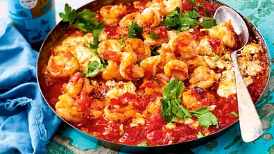 Garnelen-Saganaki mit Tomaten und Feta in einer Pfanne mit Esslöffel - Foto: LECKER @ Bauer Media Group