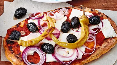 Griechisches Pizza-Naan-Brot Rezept - Foto: LECKER @ Bauer Media Group