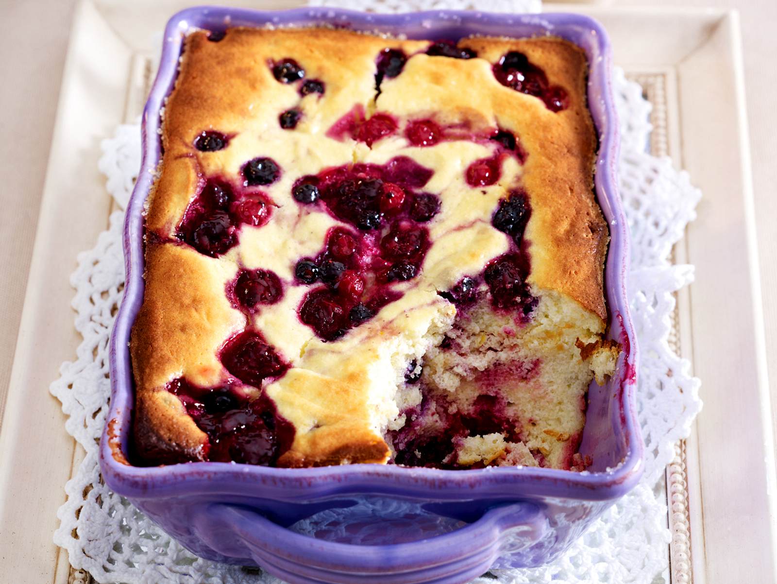Grieß-Quark-Auflauf mit bunten Beeren Rezept | LECKER