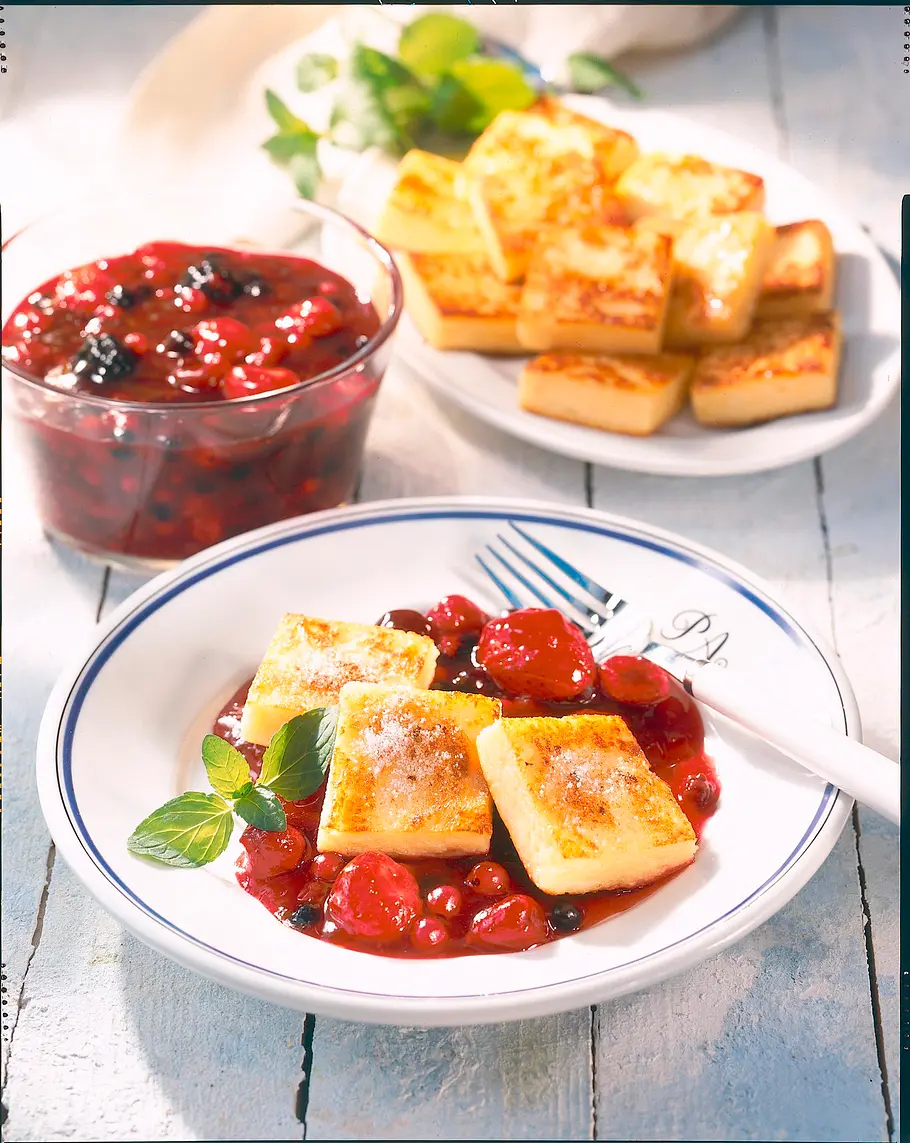 Grieß-Schnitten mit Beeren Rezept Grieß-Schnitten mit Beeren Rezept