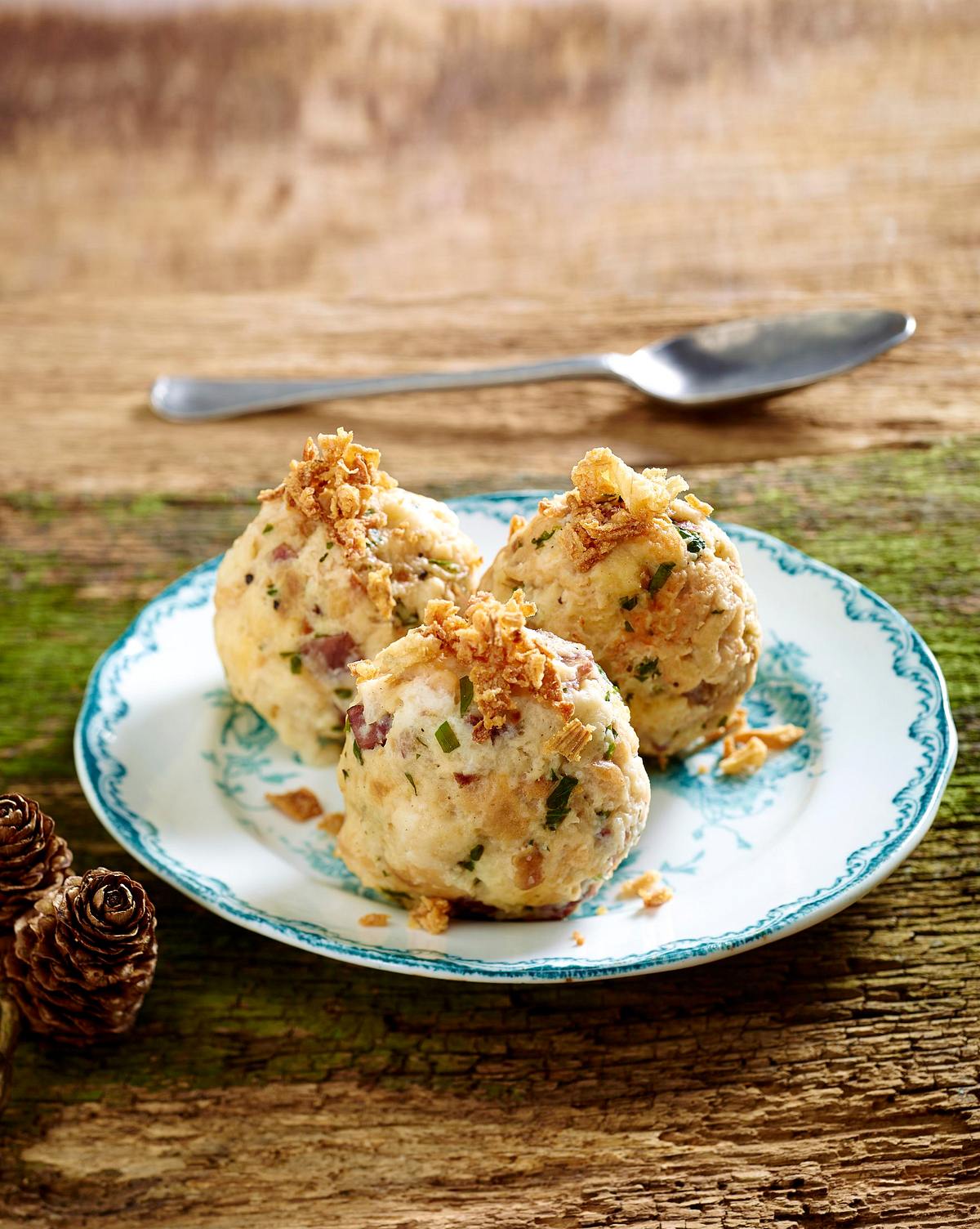 Grieß-Semmel-Knödel mit Wildschweinsalami Rezept