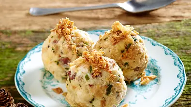 Grieß-Semmel-Knödel mit Wildschweinsalami Rezept - Foto: LECKER @ Bauer Media Group