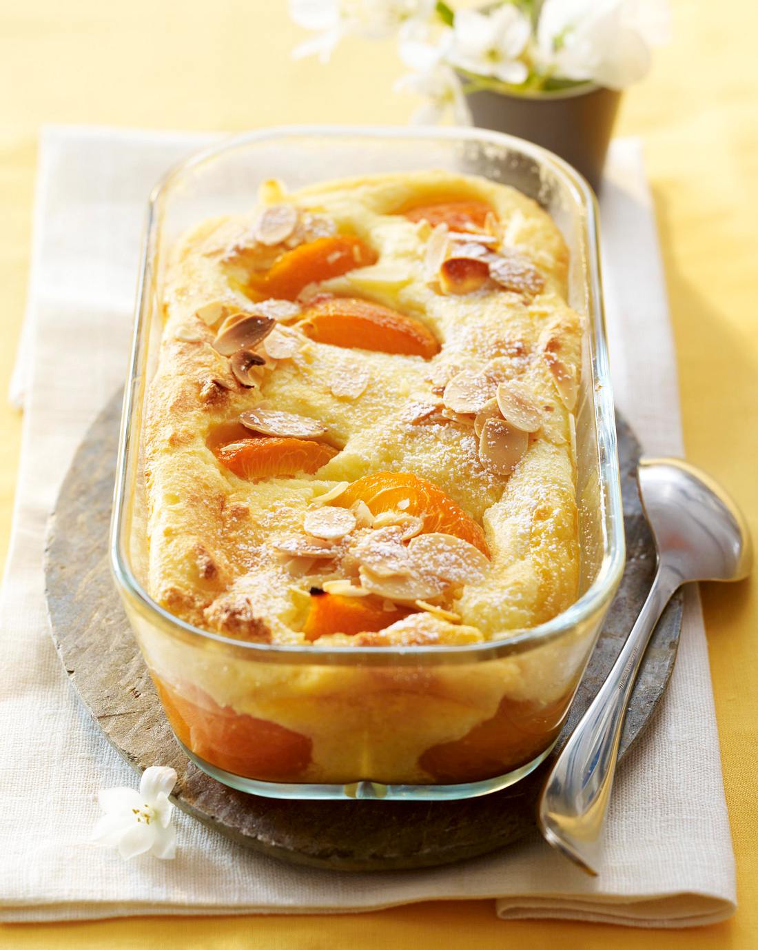Grießauflauf mit Aprikosen Rezept | LECKER