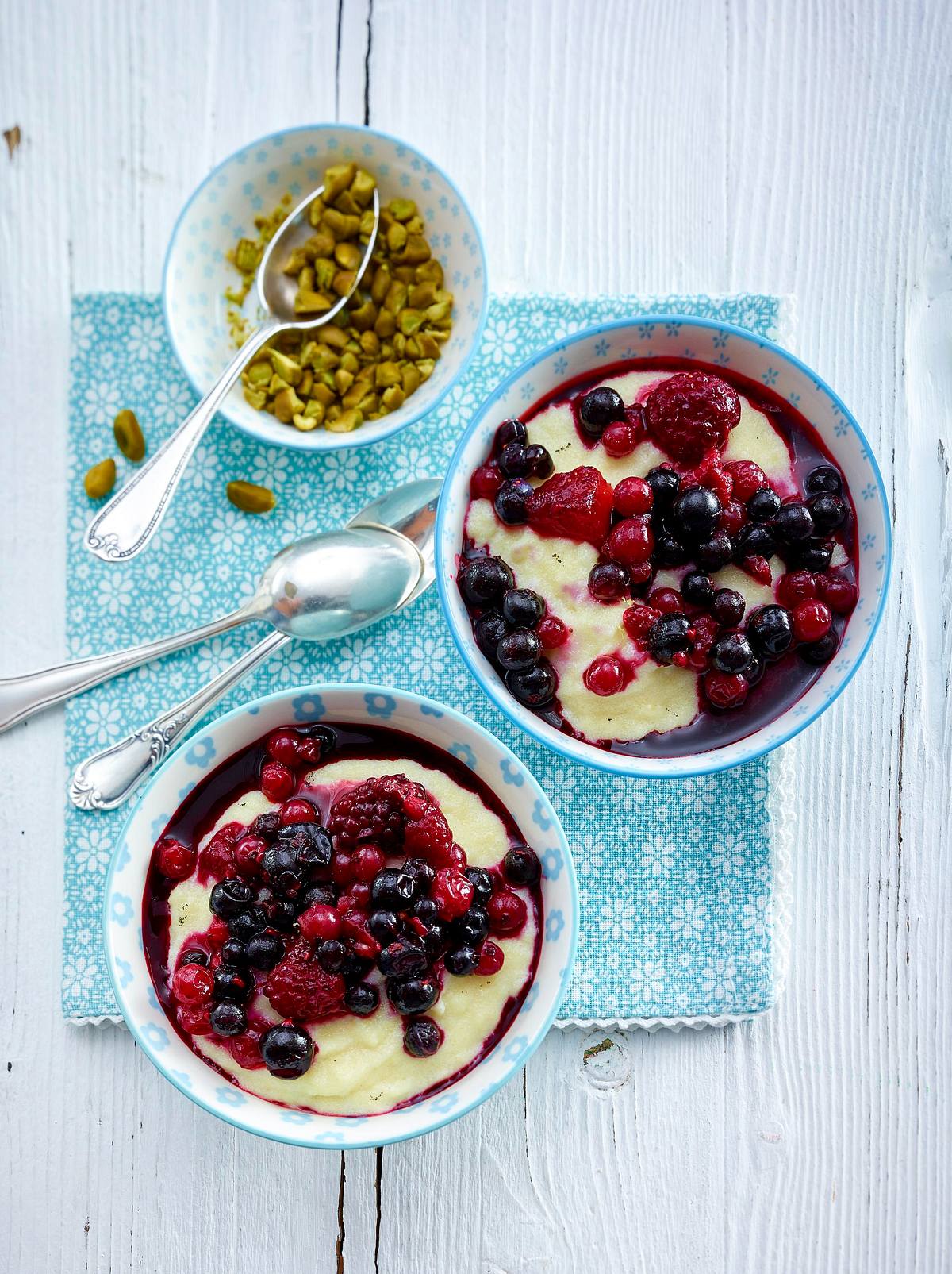 Grießbrei mit Beerenfrüchten Rezept