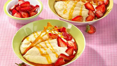 Grießbrei mit heißen Erdbeeren und Sirup Rezept - Foto: LECKER @ Bauer Media Group